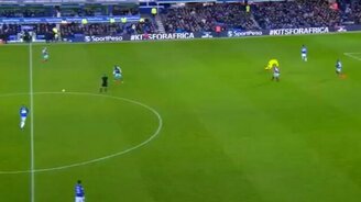 Неожиданный футбольный гол - смотреть видео (0:10)