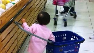 Малышка покупает яблоки - смотреть видео (1:36)