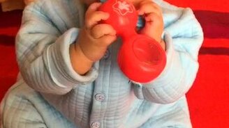 Малыш свалился на бок - смотреть видео (0:10)