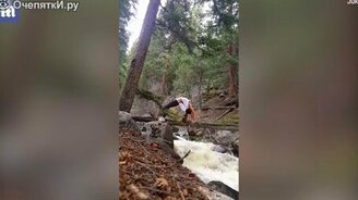 Неудачная йога над горным ручьём - смотреть видео (0:58)