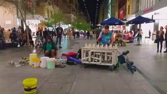 Музыка на водосточных трубах и пластиковых вёдрах - смотреть видео (1:57)