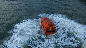 Экстремальный спуск шлюпки - смотреть видео (1:28)