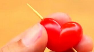 Как украсить праздничный стол едой - смотреть видео (2:32)