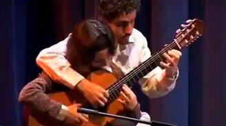 Игра на гитаре в четыре руки - смотреть видео (2:36)