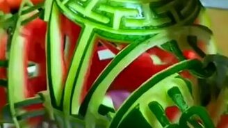 Искусная скульптура из арбуза - смотреть видео (0:45)