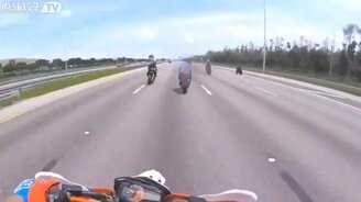 Опасность мототрюка - смотреть видео (0:08)