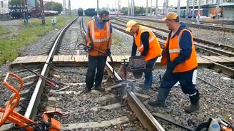 Как рельсы соединяют между собой - смотреть видео (10:01)