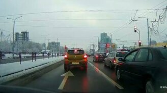 Зимняя водительская солидарность - смотреть видео (0:35)