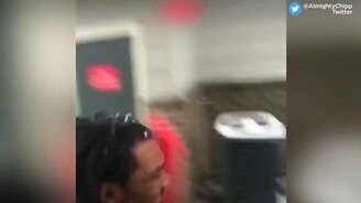 Темнокожий радуется снегу - смотреть видео (0:54)