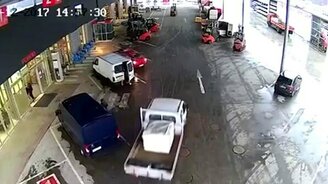 Ловко противостояли грабителям - смотреть видео (1:03)