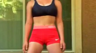 Сложилась в три погибели - смотреть видео (0:22)