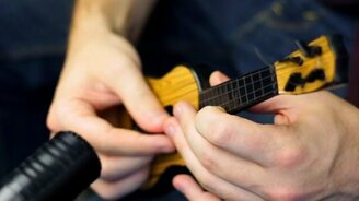 Игра на миниатюрной гитаре - смотреть видео (2:38)