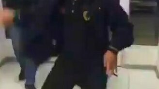 Задорно танцует под Майкла Джексона - смотреть видео (0:53)