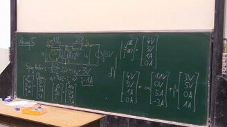 Доска чуть не упала на учителя - смотреть видео (1:11)