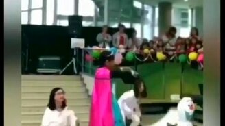 Школьное представление со спецэффектами - смотреть видео (1:20)