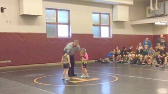 Заступился за сестрёнку - смотреть видео (0:35)