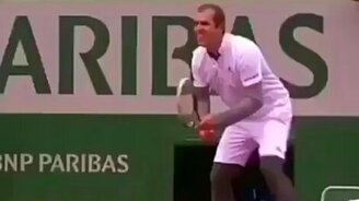 Легко обхитрил соперников - смотреть видео (0:11)