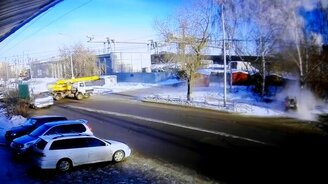 Эффектное ДТП - смотреть видео (0:26)