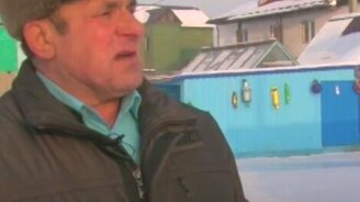 Пенсионер построил горку для детей - смотреть видео (2:14)