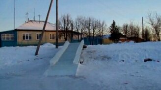 Горка из ледяных блоков детям - смотреть видео (5:18)