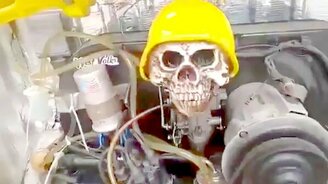 Креатив в моторном отсеке! - смотреть видео (0:24)