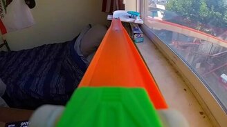 Невероятная трасса для игрушечных машинок - смотреть видео (1:58)