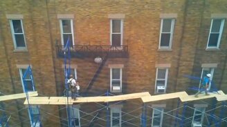 На лесах без страховки - смотреть видео (1:59)