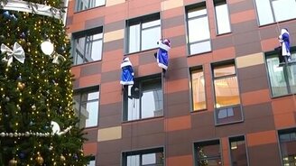 Десант Дедов Морозов поздравил детей - смотреть видео (1:15)