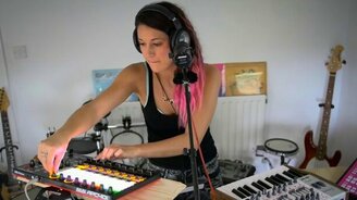 Способная девушка-диджей - смотреть видео (4:51)