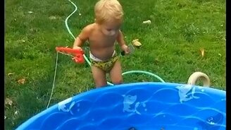 Детишки против зверушек - смотреть видео (2:08)