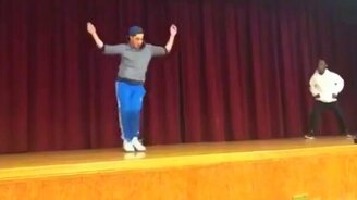 Танцевальный поединок учителя и ученика - смотреть видео (1:00)