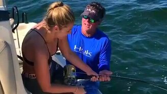 Девушка ловит крупную рыбу - смотреть видео (1:00)