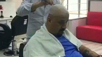 Подшутил над парикмахером - смотреть видео (0:18)