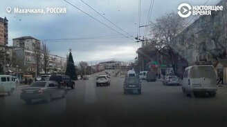 Бесплатно возит пассажиров - смотреть видео (1:32)