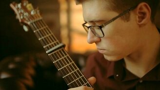 Уникальная игра на гитаре - смотреть видео (4:36)