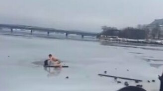 В Карелии мужчина спас собаку из проруби - смотреть видео (0:40)