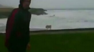 Футболист против урагана - смотреть видео (0:13)