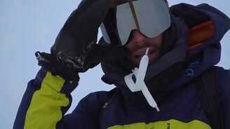 Чуть не убил себя лавиной - смотреть видео (0:47)