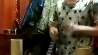 Фокусник с бутылками - смотреть видео (2:37)