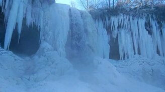 Замерзающий водопад - смотреть видео (0:59)