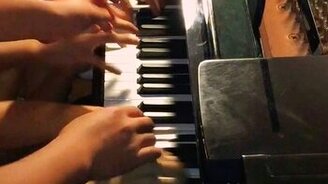 Игра на пианино по-азиатски - смотреть видео (3:29)