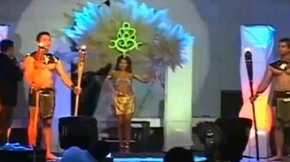 Огненный выход девушки - смотреть видео (0:43)