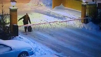 Девушка с сумкой против шлагбаума - смотреть видео (0:27)