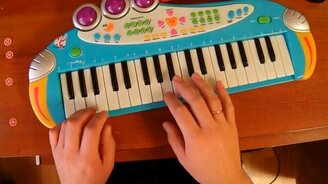 На что способно детское пианино - смотреть видео (1:30)