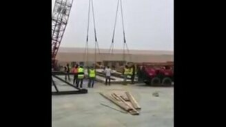Обрушение крана на стройке - смотреть видео (1:12)