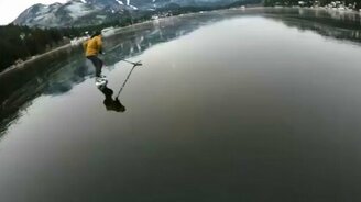 Хоккей на замёрзшем озере - смотреть видео (1:00)