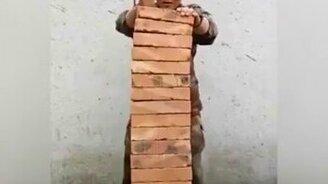 14 кирпичей одним ударом - смотреть видео (0:15)