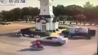 Испортил кольцевое движение - смотреть видео (0:12)