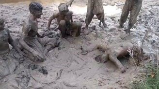 Детишки играют в грязи - смотреть видео (0:48)