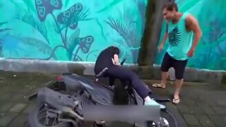 Трюкачка против мотоцикла - смотреть видео (0:17)